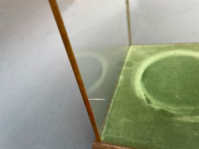 Cage de verre rectangulaire sur socle en...
