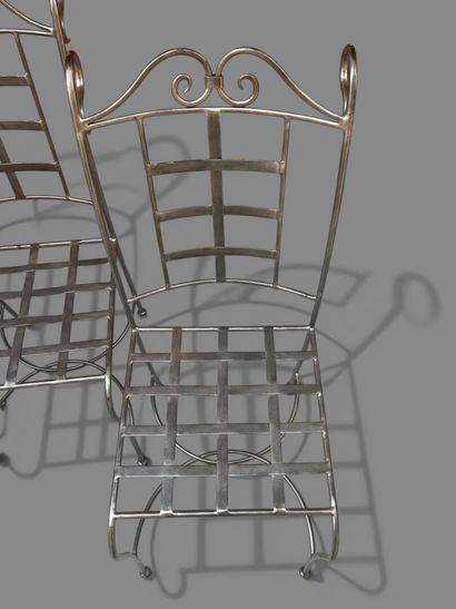 Suite de six chaises en métal tubulaire brossé....