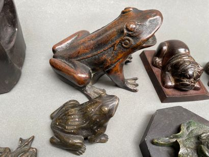 Lot de statuettes comprenant : 
grenouilles,...