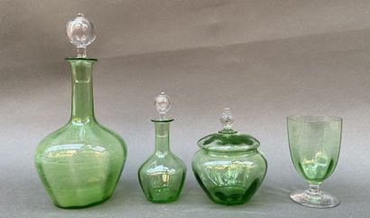 Ensemble de carafe, flacon, boîte et verre...