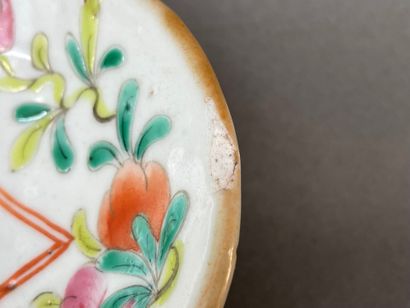Jatte sur petit talon en porcelaine à décor...
