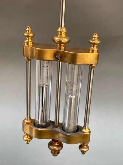 Pendule cage en laiton, le plateau en onyx...