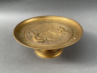 Coupe tazza en bronze doré à décor d'une...