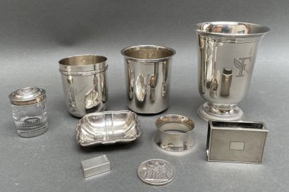 Lot en argent Minerve comprenant : 
-Timbale...