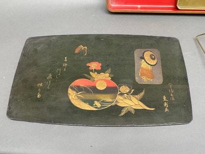 Lot de laque du Japon : plateaux, coupe à...
