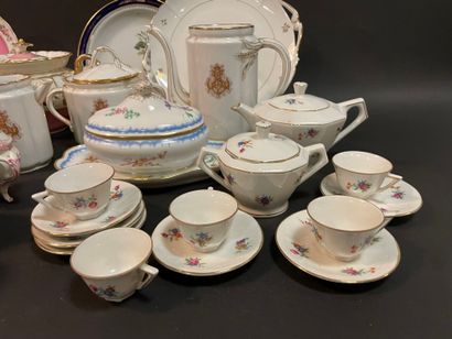 Lot de vaisselle en porcelaine comprenant...