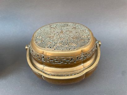 Lot d'extrême-orient dont coupe en porcelaine...