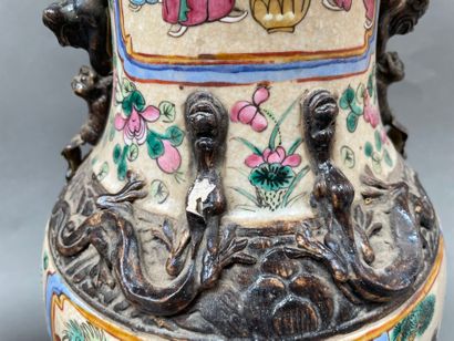 Paire de vases balustres en porcelaine à...