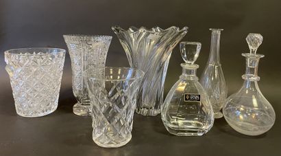 Lot de vases, sceau à champagne, carafes...