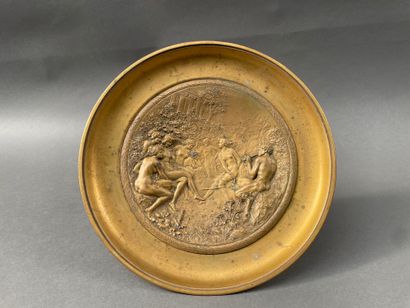 Coupe tazza en bronze doré à décor d'une...