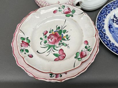 Lot ce céramiques comprenant : assiettes...
