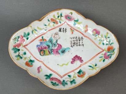 Jatte sur petit talon en porcelaine à décor...