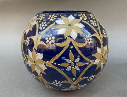 Lot de verrerie comprenant : vase boule en...