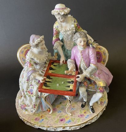 Huit groupes en porcelaine représentant des...