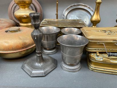 Lot de cuivres et étain : timbales, bassinoire,...