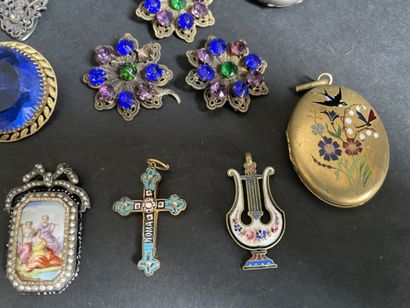 Lot de bijoux fantaisie : broches, bracelet,...