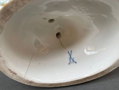 MEISSEN
Scène galante avec un enfant sous...