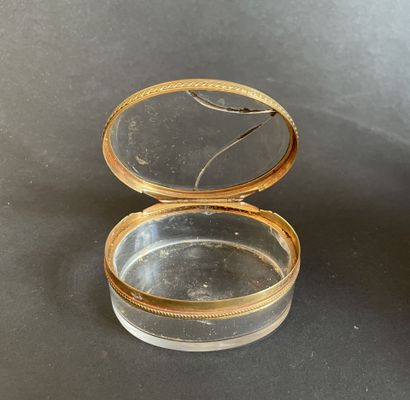 Petite boîte ovale en verre monture en or...