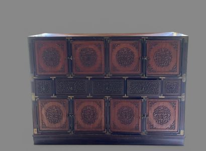 Cabinet en bois exotique à huit porte et...