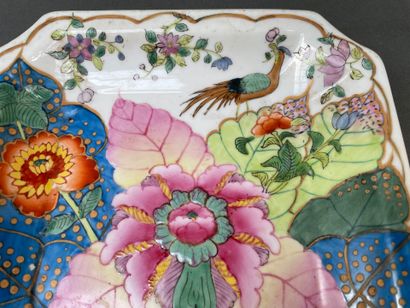 Jatte carrée en porcelaine, les angles évidés...