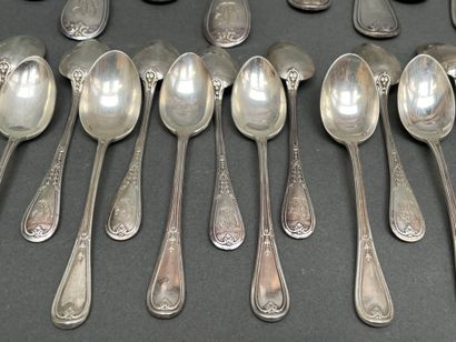 12 grandes cuillères, 6 grandes fourchettes...