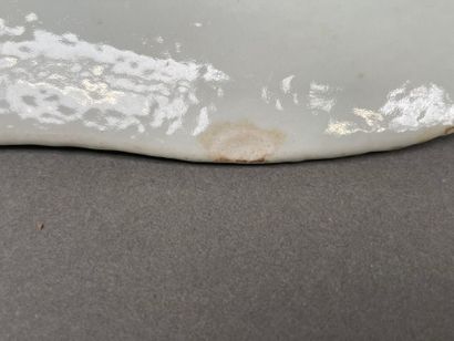 Plat creux en porcelaine à décor de guirlandes...