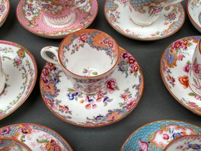 Manufacture de MINTON
Neuf tasses à café...