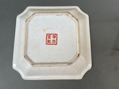 Jatte carrée en porcelaine, les angles évidés...