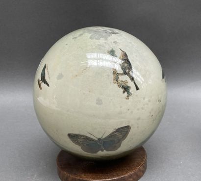 Paire de boules en verre peintes d'oiseaux...
