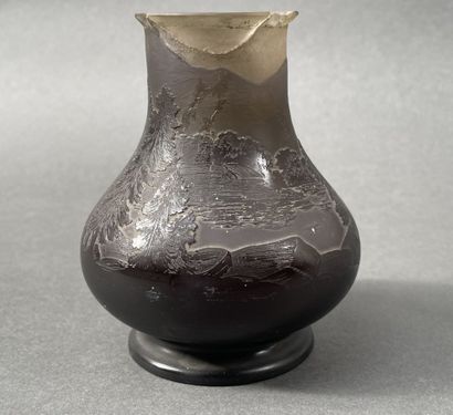 Petit vase balustre en verre multicouche...