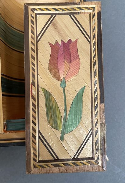 Coffret en marqueterie de paille à décor...