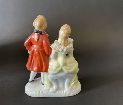 Huit groupes en porcelaine représentant des...