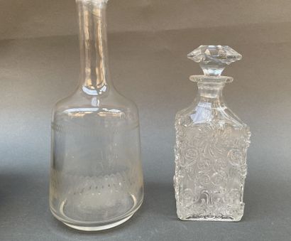 Lot de verrerie comprenant : vase boule en...