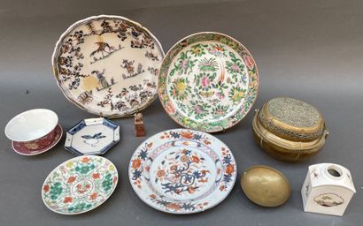 Lot d'extrême-orient dont coupe en porcelaine...