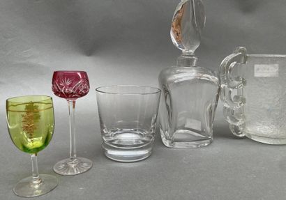 Lot de verrerie et cristal comprenant :
-...