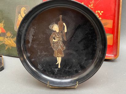 Lot de laque du Japon : plateaux, coupe à...