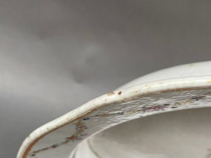 Plat creux en porcelaine à décor de guirlandes...