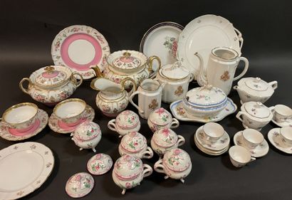 Lot de vaisselle en porcelaine comprenant...