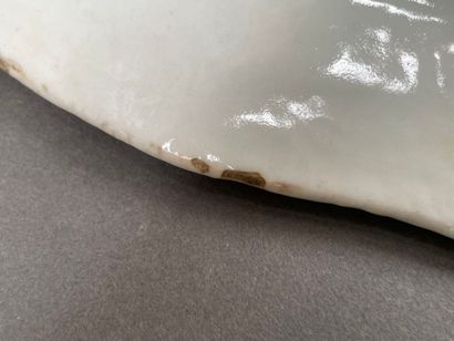 Plat creux en porcelaine à décor de guirlandes...