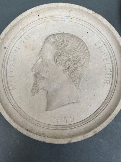 Deux médaillons en plâtre :
- Napoléon III
-...