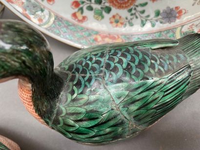 Lot en porcelaine de Chine comprenant :
Paire...