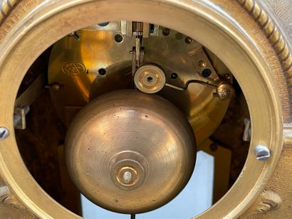 Pendule de cheminée en bronze de forme légèrement...