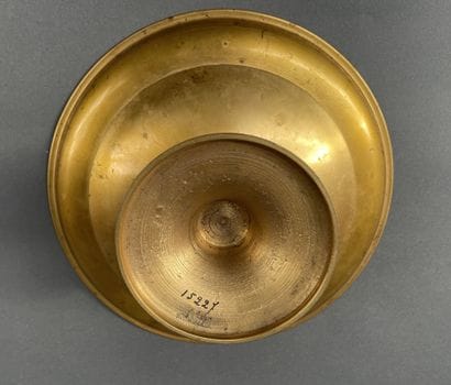 Coupe tazza en bronze doré à décor d'une...