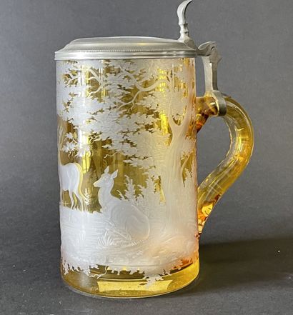 Chope en verre doublé jaune à décor de cervidé,...