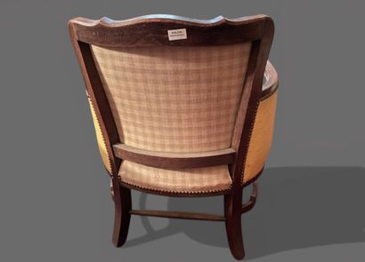 Petite bergère en bois naturel, les accotoirs...