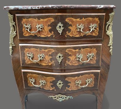 Petite commode marquetée à façade et côtés...