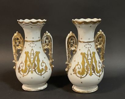 Paire de vases d'autel en porcelaine de Paris,...