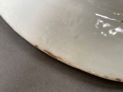 Plat creux en porcelaine à décor de guirlandes...