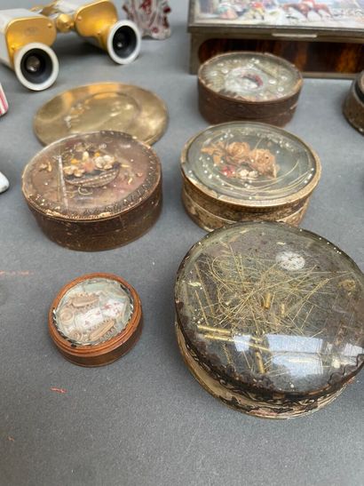 Collections d'objets de vitrine : 
petites...