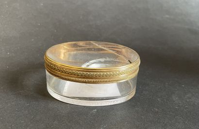Petite boîte ovale en verre monture en or...